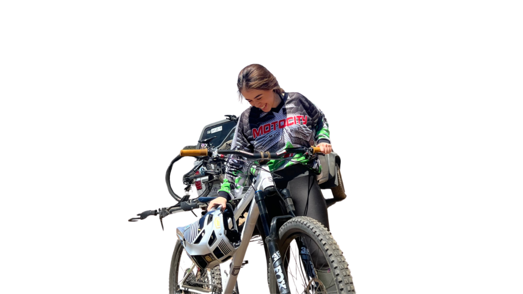 Ciclista de enduro y downhill con productos de ciclismo: protecciones y accesorios
